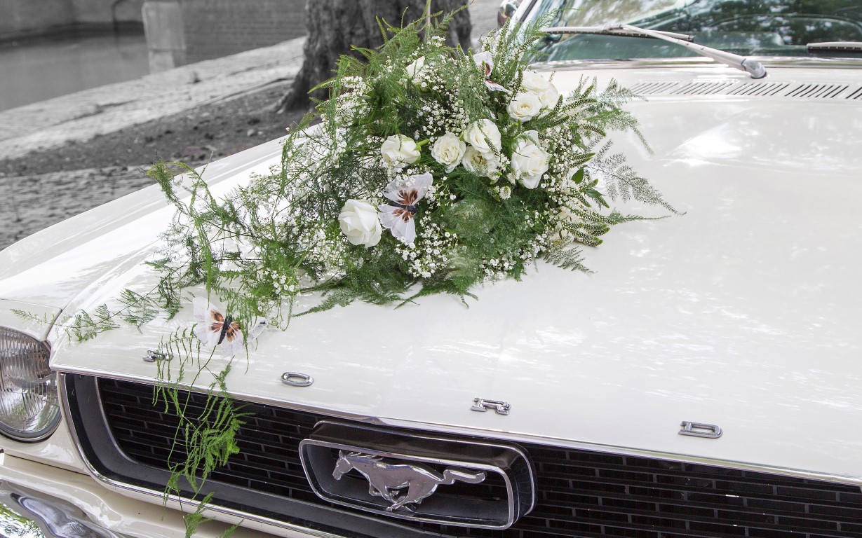 bruidsbloemen auto Ford wit IJsselstein