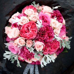 bruidsboeket biedermeier rozen anjers roze Trouwbloemen en meer