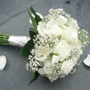 bruidsboeket biedermeier rozen gipskruid wit