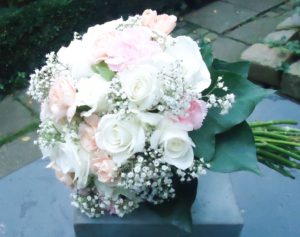 bruidsboeket biedermeier rozen gipskruid wit roze
