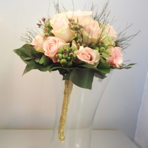 bruidsboeket biedermeier rozen roze